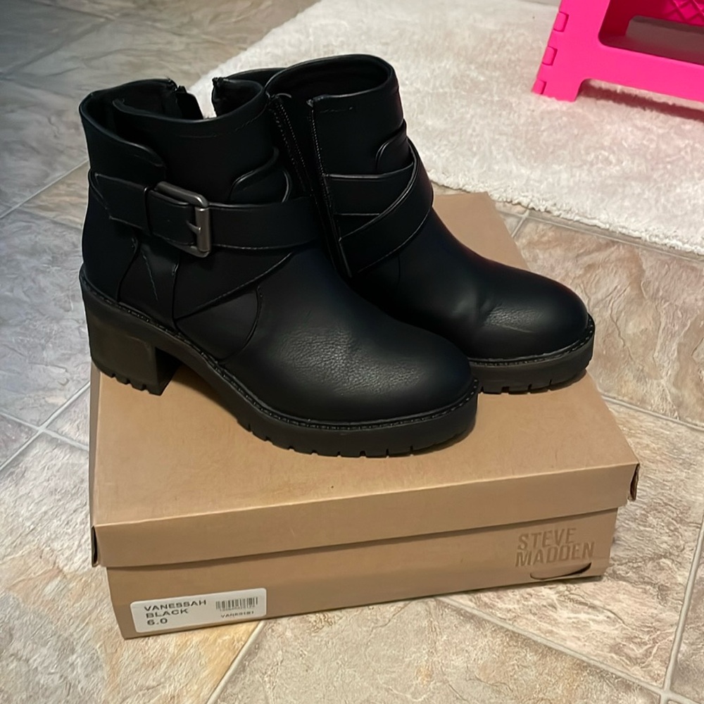 Black boots
Inch in a half heel